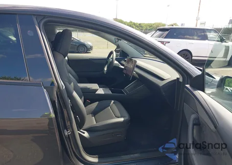 2026 Tesla Model Y Long Range Dual Motor All-Wheel Drive/Long Range Launch Series z USA, uszkodzony, nr VIN 7SAYGDEE1TA386153